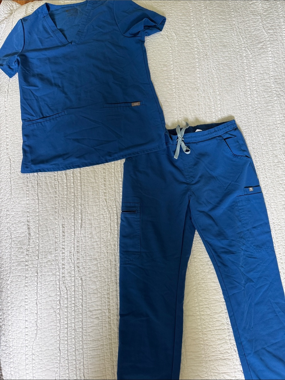 Women’s MEDIUM ROYAL BLUE FIGS SCRUB SET!!
